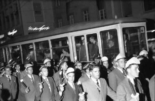 Freiburg: Fackelzug hinter Publikum, Hintergrund Straßenbahn, Bertoldstraße