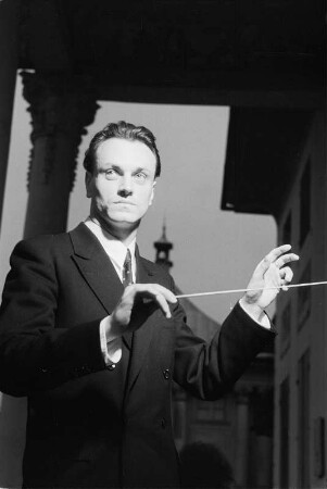 Serenade in Pillnitz (Reportage) mit Kurt Masur, 10. Juli 1955 : Serenade im Hof von Schloß Pillnitz. Konzert der Dresdner Philharmonie unter Leitung von Kurt Masur, Porträt Masur