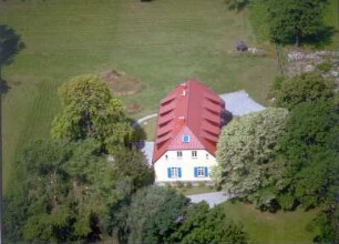 Altefähr-Barnkevitz. Ortsteilansicht mit Gutshaus (A. 19. Jh.). Luftbild-Schrägaufnahme von Nordwest