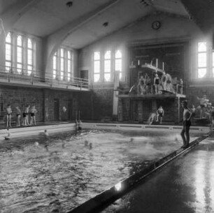 Sprungturm im Schwimmbad