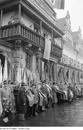 Rednertribüne und Demonstranten