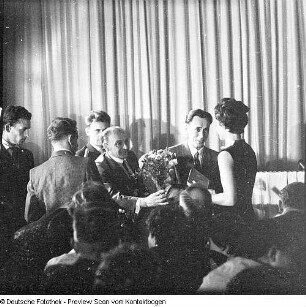 10000. Patenkind (Zirkus?, Delegartion mit Krolikowski bei Familien?, Versammlung, Baby,