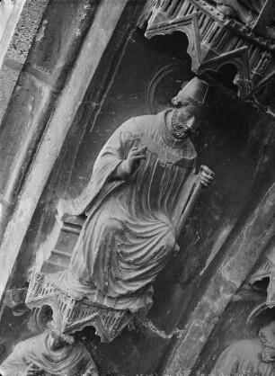Sixtusportal — Archivolten links — Papstfigur