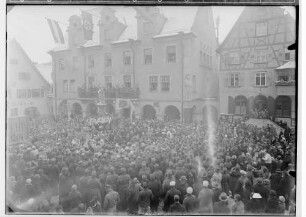 Fasnacht Sigmaringen 1935; Bräuteln vor dem Rathaus
