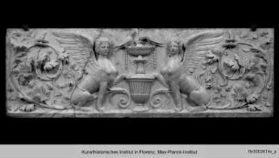 Camerino di alabastro : Ornamentrelief mit Sphingen