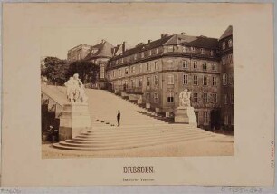 Die Treppe zur Brühlschen Terrasse mit zwei der vier Sandsteinfiguren des Zyklus der "Vier Tageszeiten" (1908 in Bronze gegossen), rechts das Fürstenbergische Haus (Finanzhaus) und das Palais Brühl