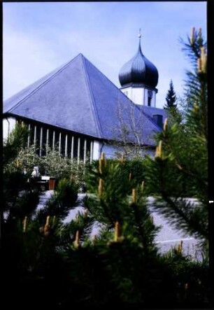 Hinterzarten: Pfarrkirche, Vordergrund Kieferzweige