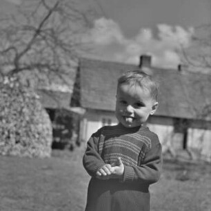 Ostern in Burg-Kauper. Kinderporträt. : Jutry w Kupaŕskich Bórkowach. Portret dźěsća.