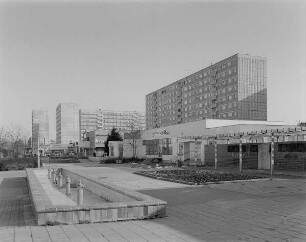 Ladenzeile : Wohnkomplex III. Hochhaus-Wohnblocks und Ladenzeile. Ansicht mit Brunnenbecken