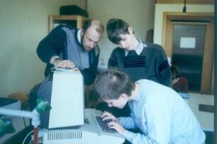 Marburg. Sehbehinderte und blinde Schüler im Chemieunterricht