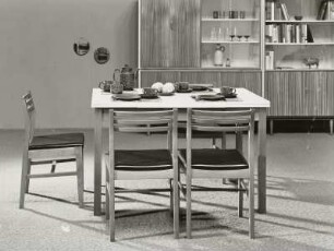 Stuhl mit gepolsterter Sitzfläche (Modell R 11) : Eßtisch mit Stühlen (1974)