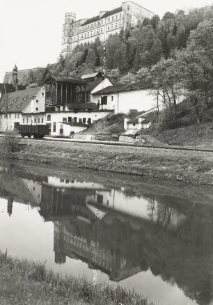 Eichstätt, Altmühlufer : Eichstätt. Blick vom linken Altmühlufer nach Nordosten gegen die Willibaldsburg
