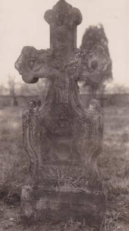 Friedhof. Rückseite eines Krabkreuzes