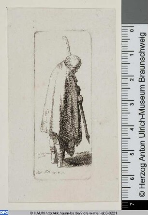 Rückenansicht eines barfüßigen, kahlen Mannes mit Umhang und Wanderstab
