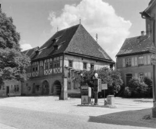 Markt Einersheim. Rathaus (1567/1568). Ansicht mit Shell-Tankstelle