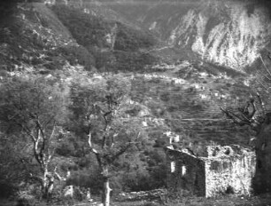 Bergdorf : Blick auf ein Bergdorf mit Erdbenenzerstörungen