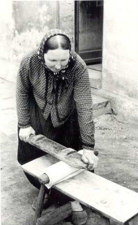 Mangelholz und Walze aus Sabrodt : Hausrat - Hygiene. Ort: Zabrod / Sabrodt. Mangelholz und Walze.