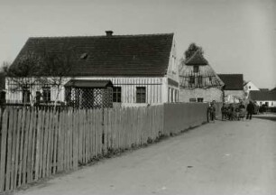 Dorfstraße mit Gehöften