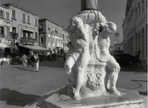 Karyatiden auf dem Corso del Popolo