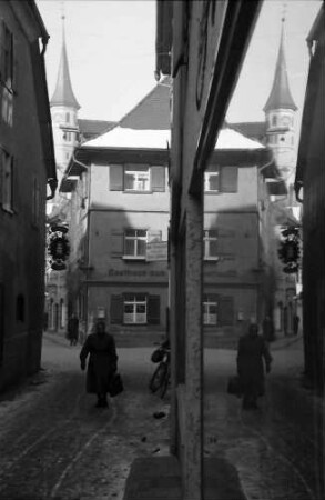 Leutkirch: Gasse mit Spiegelung in Schaufensterscheibe