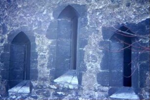 Kirchturm Ostseite, drei kleine, spitzbogige Fenster