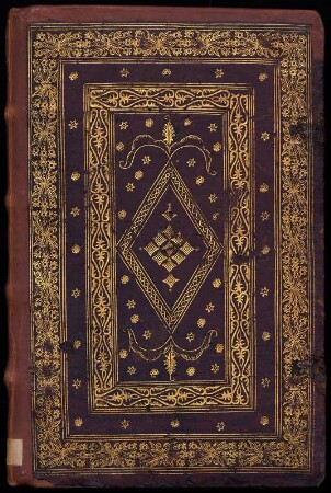 Einband der Handschrift Marciani Capellae de nuptiis philologiae et Mercurii libri II ... : Vorderer Einbanddeckel der Handschrift Marciani Capellae de nuptiis philologiae et Mercurii libri II, cum commento (Remigii Antissiodorensis) Leder über Holzdeckeln. Verzierung mit ornamentalen Rollen und Einzelstempeln, teils vergoldet (1785) Dresden: SLUB Mscr.Dresd.Dc.180
