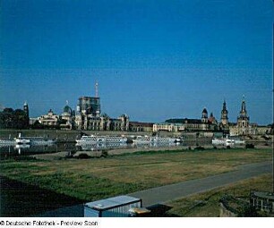 Ständehaus : Blick vom Neustädter Ufer über die Elbe gegen Brühlsche Terrasse mit Gebäuden des Sächsischen Kunstvereins und der Hochschule für Bildende Künste mit der eingerüsteten Frauenkirche im Hintergrund, Sekundogenitur und Ständehaus sowie gegen Hausmannsturm und Kathedrale
