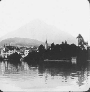 Spiez. Ortsansicht mit Schloßkirche und Schloß. Blick vom Thuner See nach Südwest zum Niesen (2362 m)