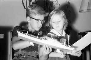 Freiburg: Amerikahaus, Jugendverlosung des Schiffmodell des ersten Atomfrachters "Savannah", 1. Gewinner: Hansjörg Keller (12 Jahre) mit seiner Schwester