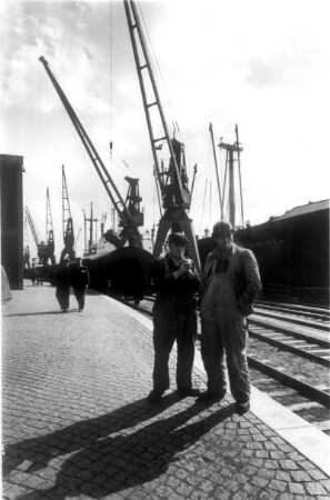 Hamburg. Hafen. Hafenarbeiter machen eine Raucherpause