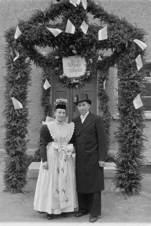 Sorbische katholische Hochzeit in Radibor. Das Brautpaar. : Serbski katolski kwas w Chelnje. Kwasny por.