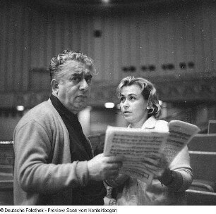 Aram Chatschaturjan mit Philharmonie; Serie beim Dirigieren, Harfenspielerin