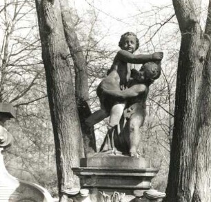 Altdöbern. Schloß Altdöbern. Schloßpark. Neptunbrunnen. Sandstein, um 1750/55. Detail: Puttenpaar (auf Delphinsockel). Knöffler, Gottfried (1715-1779)