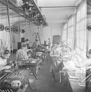 Mechanikerwerkstatt : Technikgeschichte | Technologie | Optische Industrie | Fernrohre | Emil Busch AG Rathenow