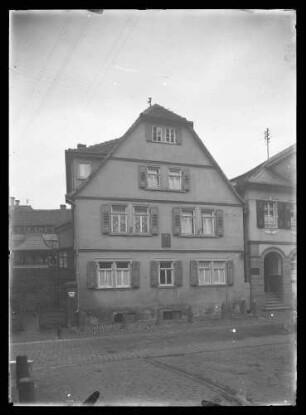Eichelgasse (47), Haus des Zahnarztes (Dentisten) Alois Beck mit Gedenktafel Wilhelm Blos (nebenan Volksbank Wertheim Hausnr. 49, zur anderen Seite schmiedeeisernes Tor)
