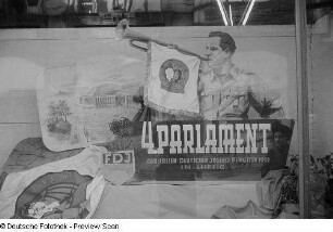 Sichtwerbung für das IV. Parlament der FDJ im Schaufenster der Spowa in der Nikolaistraße