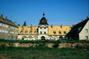 Schloss und DDR-typische Wohnbauten