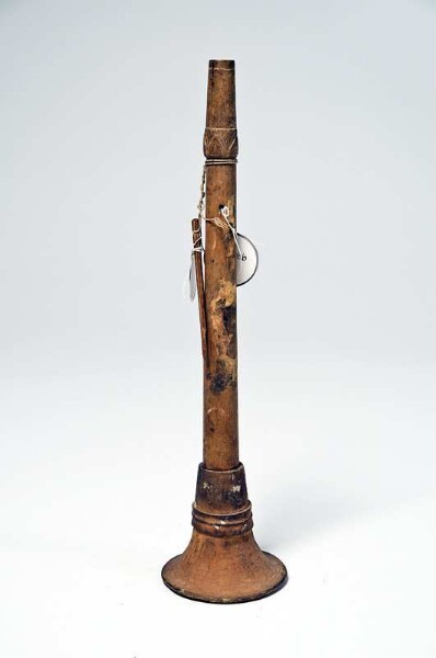 Oboe with conical tube with finger holes