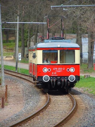 Oberweissbach - elektrische Bergbahn : Ein Zug der elektrischen Bergbahn nähert sich dem Haltepunkt Oberweissbach im Thüringer Wald, aufgenommen am 29. April 2012
