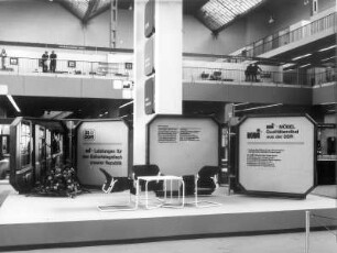 Leipziger Herbstmesse, 1984. Ansicht mit Sitzgruppe vor Aufstellern zum 35. Jahrestag der DDR und von VMI-Möbeln