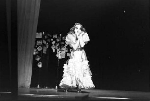 Berlin: Kabarett der Komiker; Lene Ludwig; als Girl; tanzt mit Masken