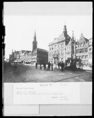 Düren, Markt : Düren. Markt mit Rathaus. Blick nach Süden gegen den Turm der Annakirche