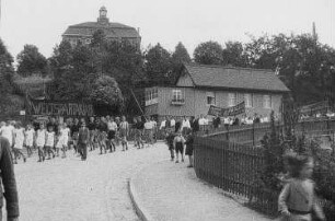 Umzug von Arbeitersportlern in Dohna, auf Transparenten die Losungen: "Weltspartakiade" und " 1933 in Moskau"