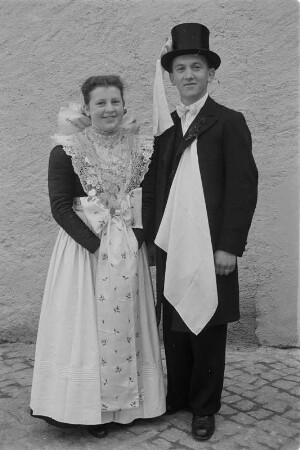 Mädchen als Brautjungfern in sorbischer katholischer Tracht und Brautführer. : Družka na kwasu w čornym pjezlu a swat.