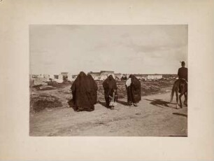 Trauernde Frauen : Trauernde Frauen auf einer Straße an einem jesidischen Friedhof bei Mossul.