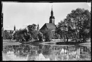 Wohle (poln. Wołów). Stadtteilansicht mit Kirche St. Laurentius und Rathausturm mit Stadtteich