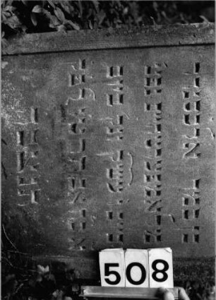 Grabstein 508 (Index: 99803846) Material: Sandstein Zustand: gut Maße HxBxT: 0x0x0 cm Beschreibung: Stele mit verdachtem Segmentbogen, profiliertem Rand, Giebelfeld Besonderheit: Endreim: Grabstein 508 (Detailaufnahme 2)