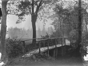 Wanderweg mit hölzerner Brücke