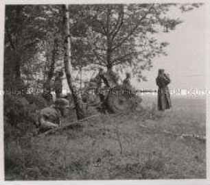 Wehrmachtssoldaten, Panzerabwehrkanone in guter Tarnung am Rande eines Wäldchens erwartet feindlichen Panzerangriff
