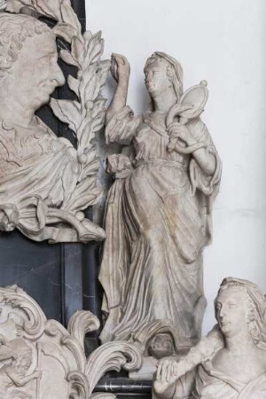 Epitaph für Fürst Karl August Friedrich von Waldeck (1704-1763) — Prudentia, Allegorie der Tugend Klugheit